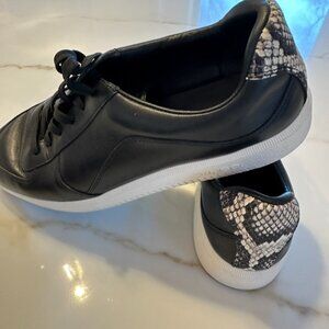 Womens Vince leather low top sneaker  size 8.5 Vince